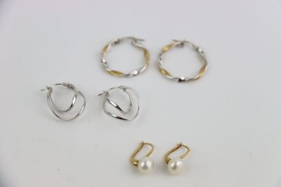 2 pairs of gold earrings (1 pair 2 gold,...