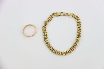 1 gold curb chain, 1 gold wedding band. Gross...