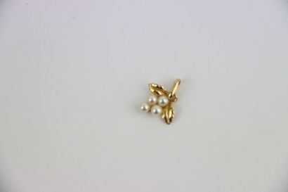 3 gold tie pins, 1 gold and white pearl pendant....
