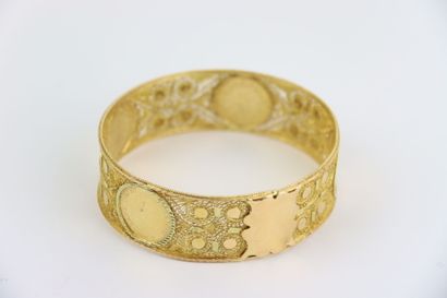1 filigree gold bangle (damaged) adorned...