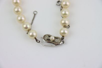 1 white pearl choker, silver-plated metal...