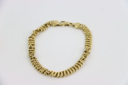 1 gold curb chain, 1 gold wedding band. Gross...