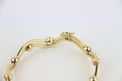 1 rigid gold bracelet, faceted balls. Gross...