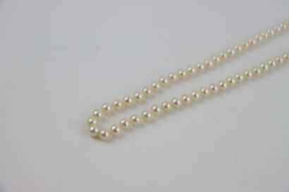 1 white pearl necklace, 74 cm, gold clas...