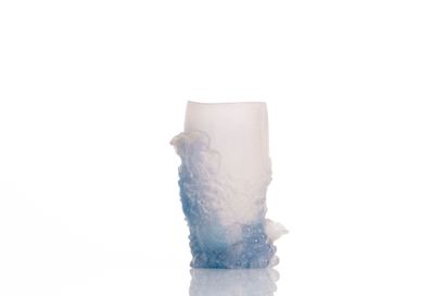 DAUM - France.
Vase en pâte de verre en bleu...