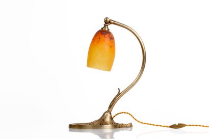 DAUM-Nancy.
Lampe pied en bronze ciselé et...