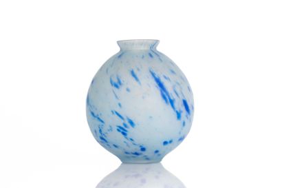 DAUM-Nancy. 
Petite boite en pâte de verre...