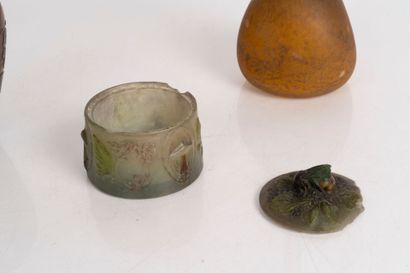 DAUM-Nancy. 
Petite boite en pâte de verre...