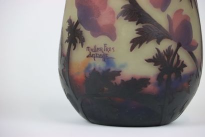 MULLERS FRERES à Lunéville.
Vase à décor...