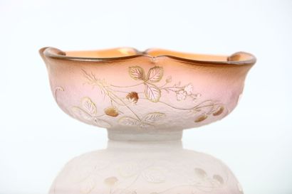 DAUM - Nancy. 
Coupe en verre à décor émaillé...
