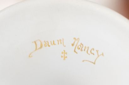 DAUM - Nancy.
Vase sur piédouche à renflement...