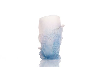 DAUM - France.
Vase en pâte de verre en bleu...