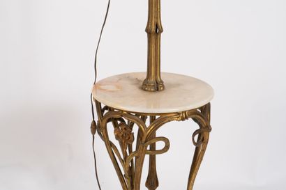 Lampadaire en bronze ciselé doré et onyx...