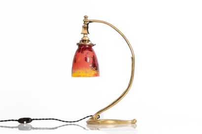 LE VERRE FRANCAIS. 
Pied de lampe en bronze...