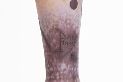 DAUM - Nancy. 
Grand vase de forme balustre...