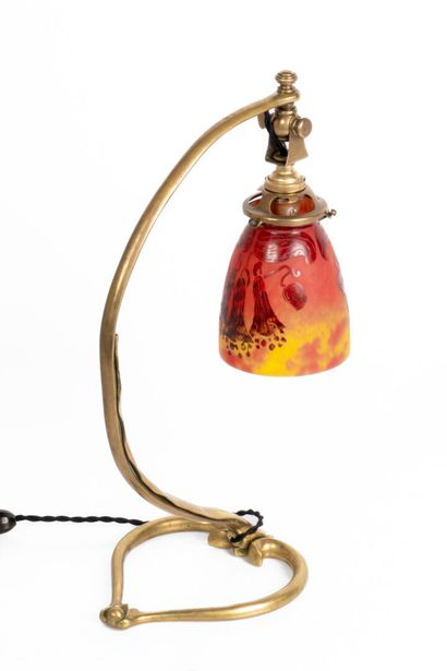 LE VERRE FRANCAIS. 
Pied de lampe en bronze...