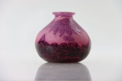 Le Verre Français. Vase en verre multicouche...