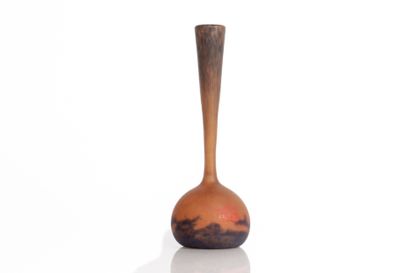 MULLERS FRERES à Lunéville.
Vase à long col...