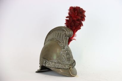 Casque de pompier modèle 1872. 
Bombe en...