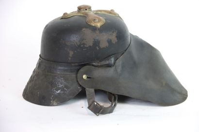 Casque de pompier germanique. 
Bombe en cuir...