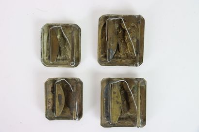 Ensemble de quatre plateaux de ceinturon.
Troupe...