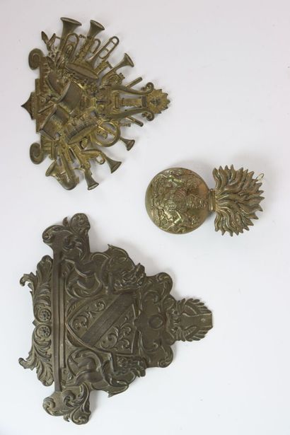 Cuivreries diverses.
Trois plaques en laiton...