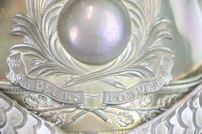 Casque de pompier modèle 1852.
Bombe en laiton,...