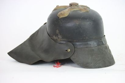 Casque de pompier germanique. 
Bombe en cuir...