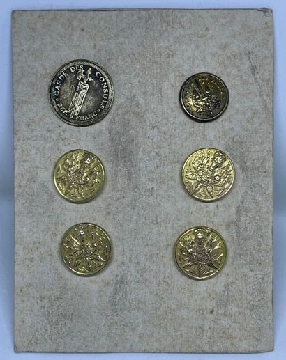 Ensemble de six boutons
Comprenant:
-Quatre...