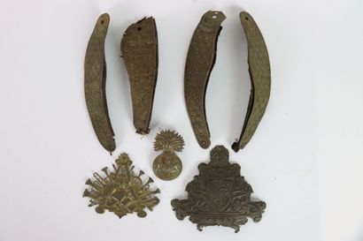 Cuivreries diverses.
Trois plaques en laiton...