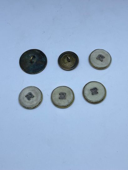 Ensemble de six boutons
Comprenant:
-Quatre...
