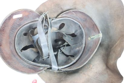 Casque de pompier germanique. 
Bombe en cuir...