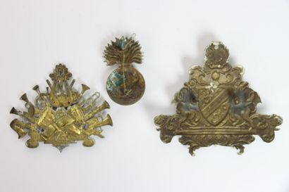 Cuivreries diverses.
Trois plaques en laiton...