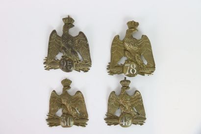 Ensemble de quatre plaques de shako en laiton...