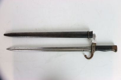 Baïonnette modèle 1892, modèle Berthier.
Monture...