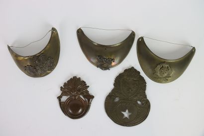 Cuivreries diverses.
Ensemble de trois hausse...