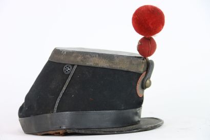 Shako d'officier modèle 1872.
Fut en carton...