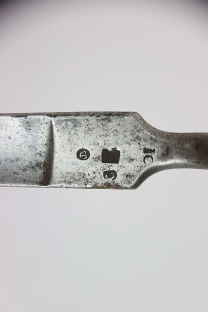 Baïonnette à douille avec fourreau.
Lame...