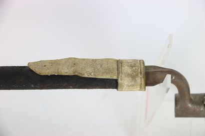 Baïonnette à douille avec fourreau.
Lame...