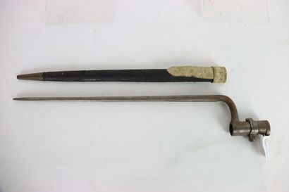 Baïonnette à douille avec fourreau.
Lame...