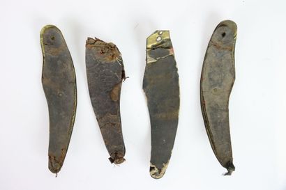 Cuivreries diverses.
Trois plaques en laiton...