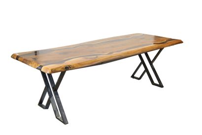 Table en bois et résine Epoxy reposant sur...