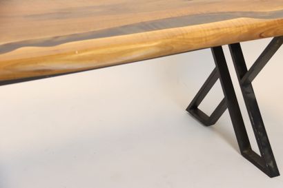 Table en bois et résine Epoxy reposant sur...