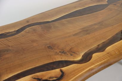Table en bois et résine Epoxy reposant sur...