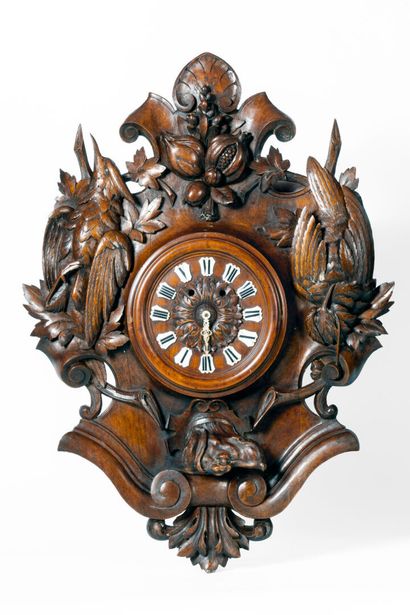 Forêt noire. 
Pendule murale en bois sculpté....
