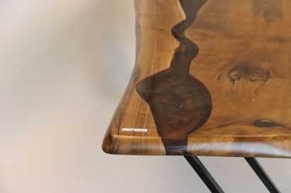 Table en bois et résine Epoxy reposant sur...