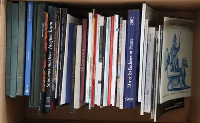 Manette contenant de nombreux catalogues...
