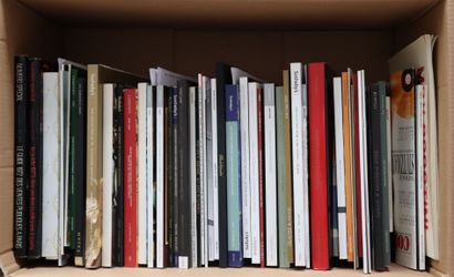 Manette contenant de nombreux catalogues...