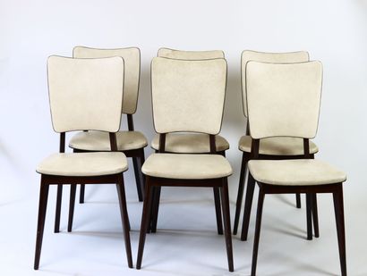 Suite de six chaises en bois, dossier et...