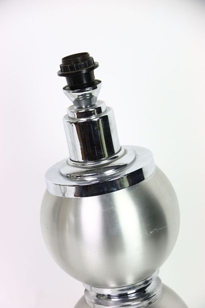 DELMAS.
Pied de lampe en métal chromé deux...